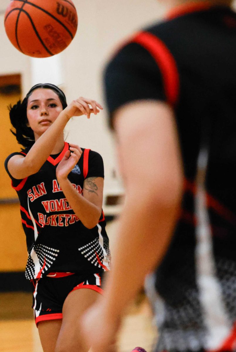 SAC Guard Alexis Castillo makes a pass during the second game of the season at Austin Recreation Center Wednesday. Photo by Janelle Alemán.