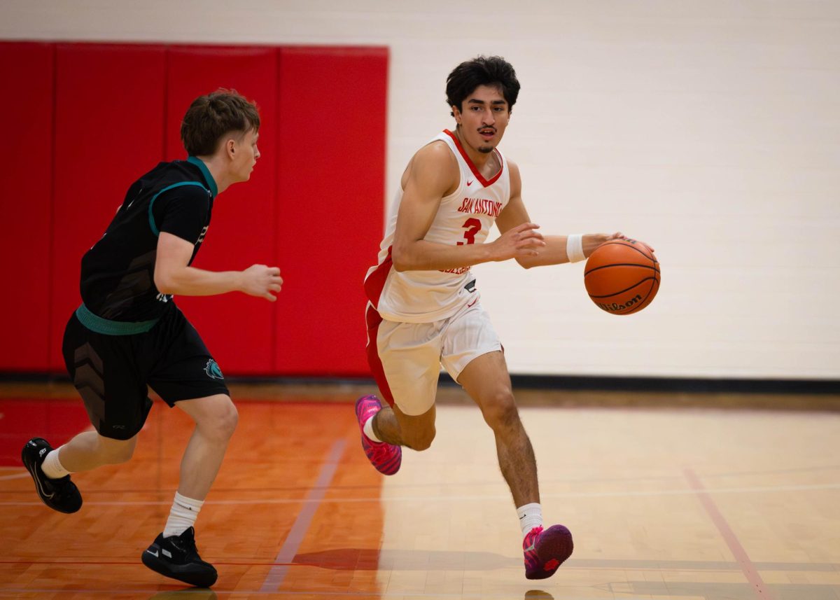 SAC shooting guard, Dominic Guerra controls the offense, against Palo Alto College on Wednesday at the Candler Physical Education building. (Janelle Alemán)